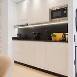 New Design Apartment - Private Patio - Gallos 2