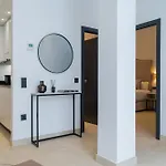 New Design Apartment - Private Patio - Gallos 2